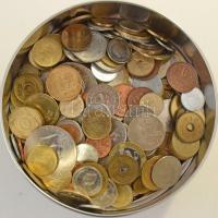 Vegyes külföldi fémpénz tétel ~1kg-os súlyban, szinte kizárólag verdefényes érmékkel T:UNC,AU (főleg) Mixed foreign coin lot (~1kg), almost only with mint-quality coins C:UNC,AU (mostly)