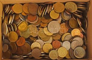 Vegyes külföldi fémpénz tétel ~3kg-os súlyban, szinte kizárólag verdefényes érmékkel T:UNC,AU (főleg) Mixed foreign coin lot (~3kg), almost only with mint-quality coins C:UNC,AU (mostly)