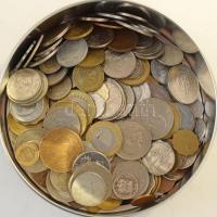 Vegyes külföldi fémpénz tétel ~1kg-os súlyban, csak Európán, USA-n és Kanadán kívüli érmékkel T:vegyes Mixed foreign coin lot (~1kg), without European, USA and Canadian coins C:mixed