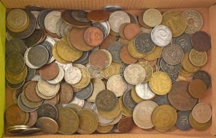 Vegyes, magyar és külföldi érmetétel 1960-ig, mintegy ~1kg súlyban T:vegyes Mixed, Hungarian and foreign coin lot, coins until 1960 (~1kg) C:mixed
