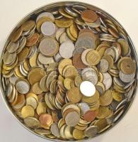 Vegyes külföldi fémpénz tétel ~3kg-os súlyban, csak Európán, USA-n és Kanadán kívüli érmékkel T:vegyes Mixed foreign coin lot (~3kg), without European, USA and Canadian coins C:mixed