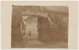Gyalár, Ghelari; 'Isten hozott!', ház kapuja / house entrance. photo (gyűrődés / crease)