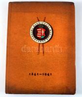 2 db térkép-melléklet könyvben (egy duplummal): Pesti Magyar Kereskedelmi Bank - Az intézet fiókhálózata 1941-ben Budapest székesfőváros területén, 56x29 cm + Magyarország 1941 július havában - Az intézet vidéki fiók és leányintézeteinek hálózata, 29x41,5 cm (x2) Pesti Magyar Kereskedelmi Bank 1841-1941. Száz esztendő emlékei. Dr. Lamotte Károly bevezetőjével. Bp., 1941, Pesti Magyar Kereskedelmi Bank. Kiadói papírkötés, hártyapapír védőborítóban.