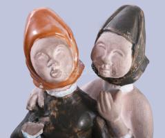 Pletykálkodók. Részben mázas kerámia, jelzés nélkül, sérült, m: 26 cm