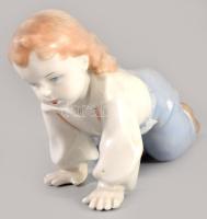 Zsolnay mászó kislány, jelzés nélkül, hibátlan, 15x9,5 cm
