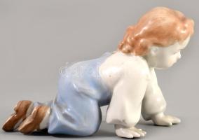 Zsolnay mászó kislány, jelzés nélkül, hibátlan, 15x9,5 cm