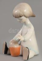 Hollóházi homokozó ovis kislány. Terv: Káldor Aurél. Kézzel festett, jelzett, hibátlan m: 10 cm