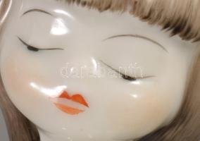 Hollóházi homokozó ovis kislány. Terv: Káldor Aurél. Kézzel festett, jelzett, hibátlan m: 10 cm