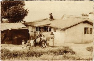 Ismeretlen település, cigányputri. photo (kopott élek / worn edges)