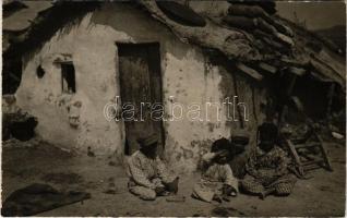 Ismeretlen település, cigányputri. photo (kopott élek / worn edges)