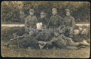 cca 1916-1918 I. világháborús katonai csoportkép balalajkázó katonával, fotólap, 9x14 cm