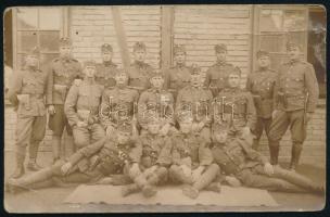 1922 Csepeli lőszergyár önkéntes karhatalmi századának csoportképe, megírt fotólap, 8,5x13,5 cm