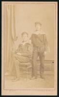 cca 1870-1880 Pola, a Cs. és Kir. Haditengerészet két matrózának portréja, vizitkártya L. Mioni műterméből, 10,5x6,5 cm