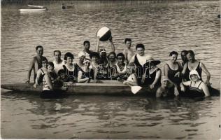 Balatonkenese, Fővárosi üdülőtelep, fürdőzők strandlabdával és csónakkal a Balatonban. Rasem Viktor fényképész felvétele, photo