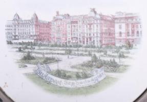 Antik kínáló, kissé hajlott szerelékkel, fajansz betétjén a Szabadság tér ábrázolásával, d: 25,5 cm