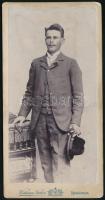 cca 1900 Férfi egészalakos portréja, keményhátú fotó Wittmann Nándor komáromi (Komárno) műterméből, kissé foltos, 16,5x8,5 cm