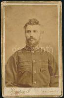 cca 1890-1900 Önkéntes tűzoltó portréja (zubbonyán Ö. T. kezdőbetűkkel), vizitkártya Kemény Jenő sátoraljaújhelyi műterméből, kissé viseltes állapotban, 11x6,5 cm