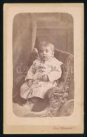 cca 1870-1880 Gyermekhintóban ülő kisgyermek portréja, vizitkártya Meinhard Ágoston (August Meinhardt) nagyszebeni (Hermannstadt, Sibiu) műterméből, 10,5x6,5 cm