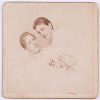 cca 1895 Két fiatal hölgy portréja, keményhátú fotó Divald Károly Fiai (Eperjes és Tátrafüred) műterméből, 7x7 cm