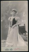 1903 Pozsony, Veszely Edit, Burza Károly (1872-1950) vezérkari ezredes feleségének portréja, kabinetfotó Strelisky cs. és kir. udvari fényképész pozsonyi műterméből, a hátoldalon feliratozva, 21x11 cm