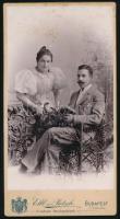 1896 Elegáns házaspár portréja, kabinetfotó Elbl és Pietsch udvari fényképészek budapesti műterméből, díszes millenniumi verzóval, 20x10,5 cm