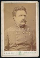 cca 1880 Koronás (Arany/Ezüst) Érdemkereszttel, illetve török Medzsidije-renddel kitüntetett katonatiszt portréja, kabinetfotó Zelesny Károly pécsi (németül Fünfkirchen) műterméből, 16x11 cm