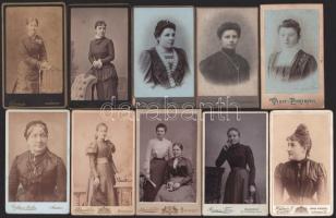 10 db hölgyeket ábrázoló vizitkártya, különféle műtermekből (közte Csillagi és Rutkai, Arad; Fridrich János, Szentes; Letzter és Társa, Szeged; stb.), vegyes állapotban