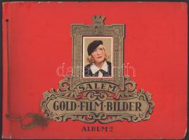 cca 1930 Salem Gold-Film-Bilder Album 2. Német cigarettakép gyűjtőalbum a kor híres színészeinek és színésznőinak képeivel, köztük Alpár Gitta, Verebes Ernő (Ernst Verebes), Greta Garbo, Lilian Harvey, Hans Albers, Charles Boyer, stb. Komplett, mind a 270 db kép megvan! Kiadói zsinórfűzéses papírkötésben, megkímélt állapotban, a borítón kis sérülésekkel, 23x31 cm // German cigarette card album with pictures of famous actors and actresses, including Greta Garbo, Lilian Harvey, Hans Albers, Charles Boyer, Anna May Wong, etc. Complete, with all 270 cards! Well-preserved, with minor wear on the cover.