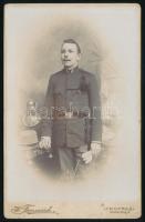cca 1910 Katonatiszt (főhadnagy) bajonettel és lövészbojttal, mellette Ferenc József büszttel, kabinetfotó W. Travnicek (Troppau/Opava) műterméből, 16,5x10,5 cm
