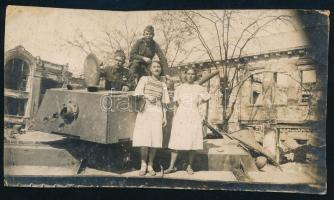 1942 Magyar katonák Oroszországban, kilőtt KV-1 harckocsival és helybeli nőkkel, fotó, körbevágva, 6x11 cm
