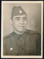 1956 Magyar Néphadsereg, ejtőernyős katona portréja, a hátoldalon feliratozott fotó, 9,5x7 cm