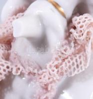 2 darab német historizáló porcelán figura, jelzett, egyik darab sérült, m: 9 cm