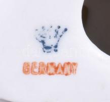 2 darab német historizáló porcelán figura, jelzett, egyik darab sérült, m: 9 cm