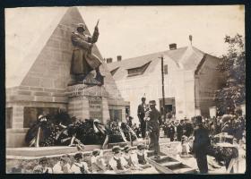 1935 Bicske, Hősi emlékmű felavatása, fotó, a hátoldalon feliratozva, javított, 5,5x8 cm