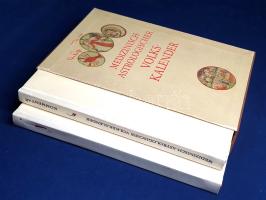 (Medizinisch-Astrologisches Volkskalender.) [15. század második végéről származó, német nyelvű, illusztrált asztrológiai tanácsadó kódex hasonmása és kísérő tanulmánya.] [Lipcse] (Leipzig, 1981). (Edition Leipzig - Druck: H. F. Jütte). 65 t. (színes, kétoldalas); 128 p. Egyetlen hasonmás kiadás. Színes emblémákkal és iniciálékkal gazdagon díszített, ismeretlen szerző által írt asztrológiai kódexünk a 15. század végén keletkezhetett, a kötet vélhetően Würzburgból kerülhetett a Gothai Könyvtárba. Kódexünk a helyes csillagállásnak megfelelő cselekedetek, egészségmegőrzési eljárások tanácsadója, ekként olyasfajta praktikus tanácsadó, ami összefüggést feltételez a csillagállások és a nekik megfelelő cselekedetek sikere között. Asztrális együtt-állásokat feltételező kötetünk eljut egészen a szakállvágás és nyiratkozás megfelelő időpontjáig is. Kódexünk eredetileg a teljes évre nézve adott tanácsokat, eredeti kéziratunk elejéről és végéről azonban hiányzott egy-egy hónapnyi tanácsadás. Hasonmás kötetünk terjedelme 65 levél, a tanulmányköteté 128 oldal, a bevezető könyvészeti tanulmányt Maria Mitscherling (1932-2022) levéltáros, könyvtörténész írta.  (Bibliotheca historico-naturalis anitqua.) Egységes, feliratozott gerincű kiadói félpergamen kötésben, színes, illusztrált kiadói kartontokban. Jó példány.
