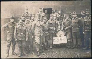 cca 1914-1918 Söröző katonák csoportképe, I. világháborús fotólap, 9x14 cm