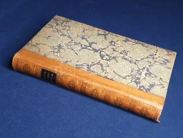 Gesta Romanorum. Das älteste Märchen- und Legendenbuch des christlichen Mittelalters. [Lipcse] Leipzig, [1920]. Insel-Verlag (Druckt bei Breitkopf & Härtel). 285 + [3] p. A Gesta Romanorum, azaz a középkori itáliaiak életéből vett anekdoták gyűjteménye a 13-14. századtól ismert. Az erkölcsi tanulságokban és világi hiúságokban egyaránt gazdag anekdotákat a katolikus klérus előszeretettel használta prédikációi élénkítésére; a közszájon forgó gyűjtemény első lejegyzései a 14. századtól ismeretesek. A nyomtatott korszak elején ősnyomtatványként is megjelent, latin és nemzeti nyelvű változatokban egyaránt. Első német kiadása Augsburgban jelent meg (1489), modern fordítását Johann Georg Graesse irodalomtörténész készítette el (1842). A becses középkori anekdotagyűjteményt a bibliofil Insel-Verlag Hermann Hesse előszavával adta ki újra (1914). Példányunk a munka 1920. évi új lenyomatából való. Az első előzéken Ex libris. Példányunk 13. íve tévesen kétszer bekötve, 14. íve hiányzik. Aranyozott gerincű kiadói félbőr kötésben, vörös festésű lapszélekkel. Szép példány.