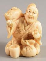 2 darab faragott keleti figura, az egyik csont, m: 4 cm alatt