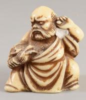 2 darab faragott keleti figura, az egyik csont, m: 4 cm alatt