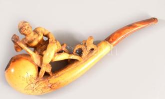 Gazdagon faragott figurális antik tajtékkő pipa, h: 14 cm