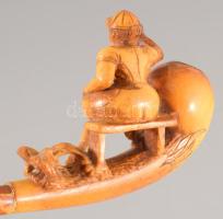 Gazdagon faragott figurális antik tajtékkő pipa, h: 14 cm