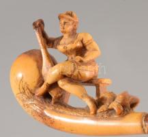 Gazdagon faragott figurális antik tajtékkő pipa, h: 14 cm
