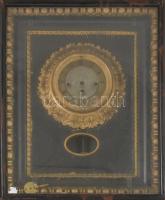 Keretóra XIX. sz. ingajáratos, negyedütős szerkezet, Működik, de mutatók hiányoznak, felzúzó kulccsal. 43x53 cm Üvegezett fa keretben.