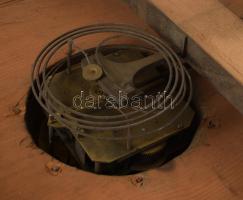 Keretóra XIX. sz. ingajáratos, negyedütős szerkezet, Működik, de mutatók hiányoznak, felzúzó kulccsa...