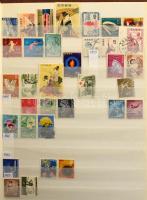Japán gyűjtemény, benne nagyon szép modern anyag, sok ezer különféle bélyeg a 2010-es évekig, 6 db A/4-es berakóban