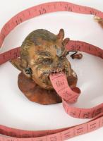 Antik asztaldísz, ördög, nyelve végén gyönggyel, m: 5,5 cm