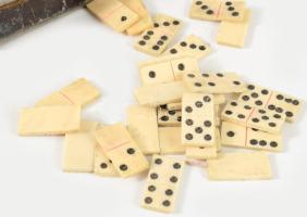 Miniatűr csont dominók, réz tartóban, 4x2,5 cm