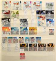 Nagy-Britannia gyűjtemény sok képessel, benne egyéb külföldi, főleg karácsony témájú bélyegek, A/4-e...