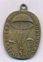 Csehszlovákia 1950 k. "SVAZARM / Celostátní Spartakiáda (Nemzeti Szpartakiád)" bronz díjérem füllel, ejtőernyős ábrázolással (31x40mm) T:XF Czechoslovakia c. 1950. "SVAZARM / Celostátní Spartakiáda (National Spartakiad)" bronze medal with ear, with parachute depiction (31x40mm) T:XF
