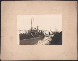 1929 A M. Kir. Honvéd Folyamőrség "Kőrös" iskolahajója (egykori aknászhajó), kartonra kasírozott fotó, jelzett, 11x16,5 cm, karton: 22x28 cm